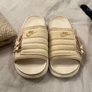 Cream nike slides (only worn around 3 times)